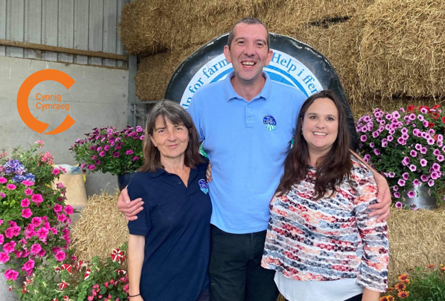 A group from Tir Dewi after accepting their Cynnig Cymraeg